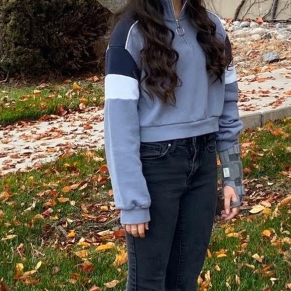 Cropped sweatshirt - Picture 2 of 5